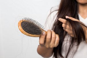 Как выбрать комплекс витаминов от выпадения волос для мужчин и женщин?